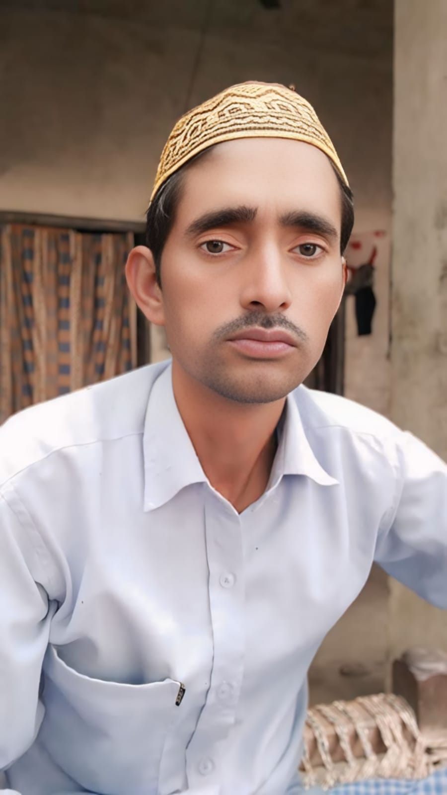 A mason from Nigohi died of electrocution in Delhi.