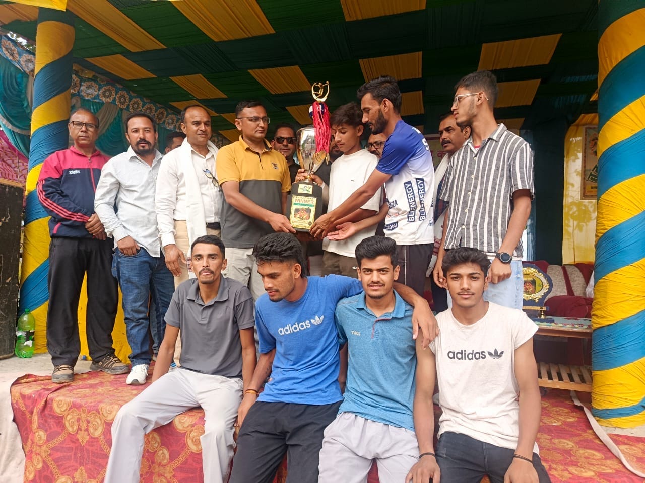 नित्थर में आयोजित प्रतियोगिता में विजेता टीम को सम्मानित करते मुख्यातिथि। संवाद