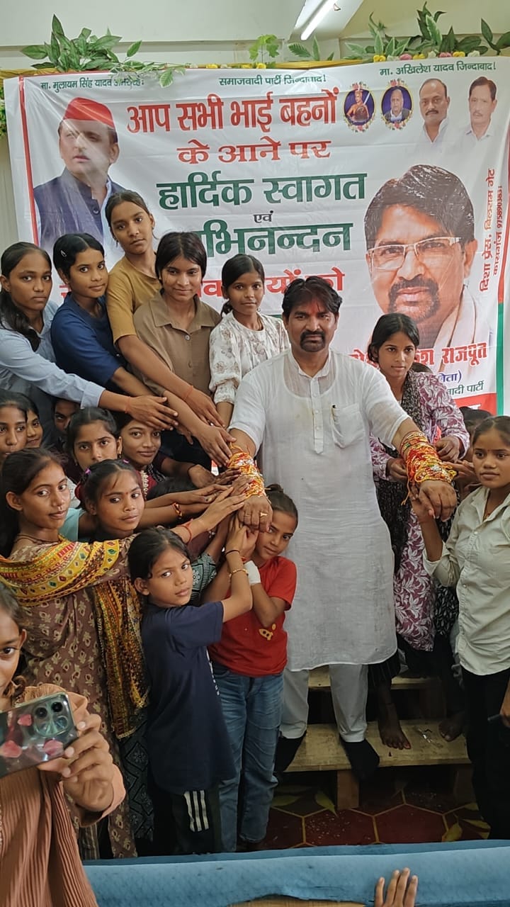 निधौली कलां में बहनों से राखी बंधवाते हुए राकेश राजपूत। संवाद