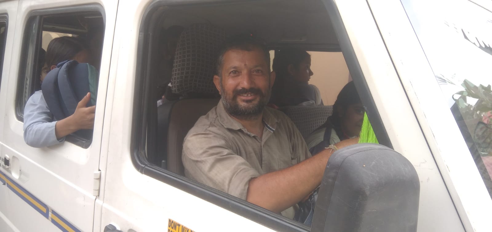 नवीन ठाकुर, वाहन चालक।