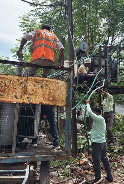 पीडीडीयू नगर के काली महाल में ट्रांसफार्मर की मरम्मत करते कर्मचारी। स्रोत:-जागरूक पाठक