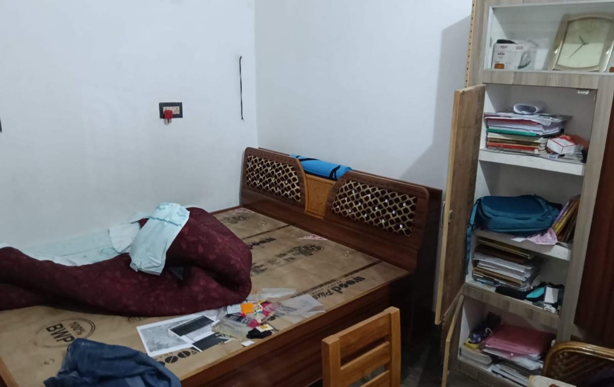 Lock of locked house broken; jewelry worth five lakhs and cash stolen.