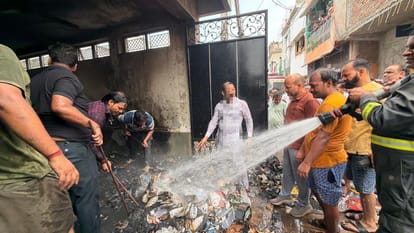 पडरौना नगर के साहबगंज तुरहा टोली में राजेश अग्रवाल के घर में लगी आग को  बुझाने में जुटे नगरपालि