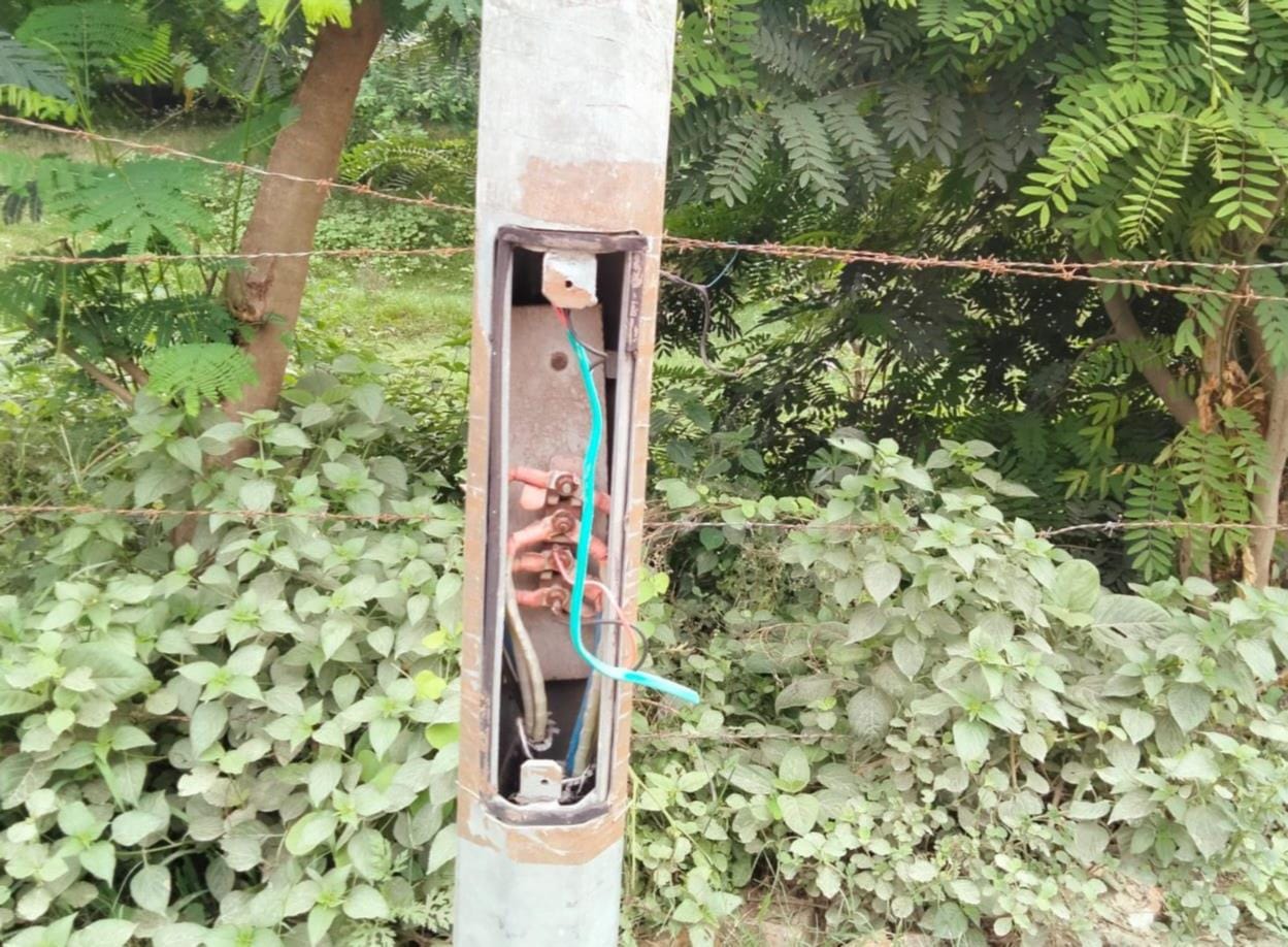 पुलिस कार्यालय के पास लगे खंभे में खुले जंक्शन बॉक्स से लटकता तार।
