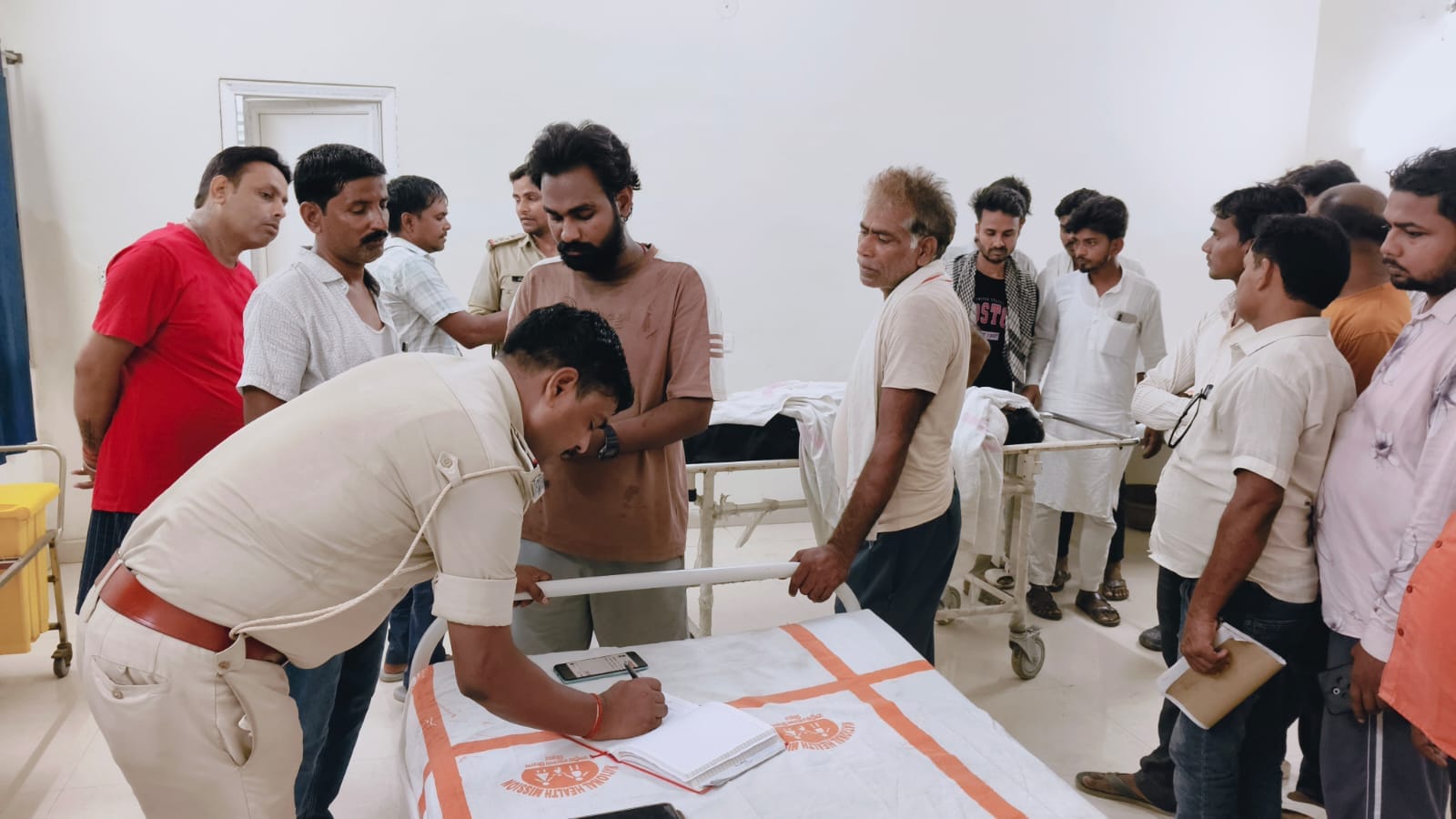 पुलिस मौके पर जांच पड़ताल करते हुए
