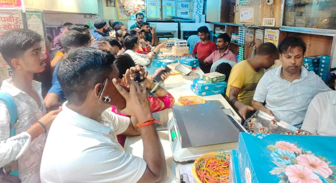 रक्षा बंधन के लिए मिठाई की दुकान पर हो रही खरीदारी। संवाद