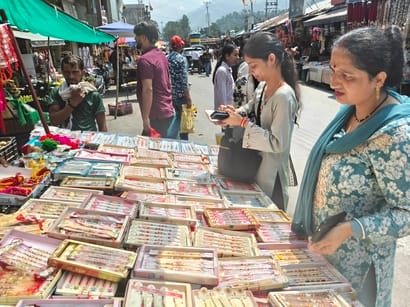 रक्षा बंधन पर्व को लेकर बाजार राखी देखती बहन। संवाद
