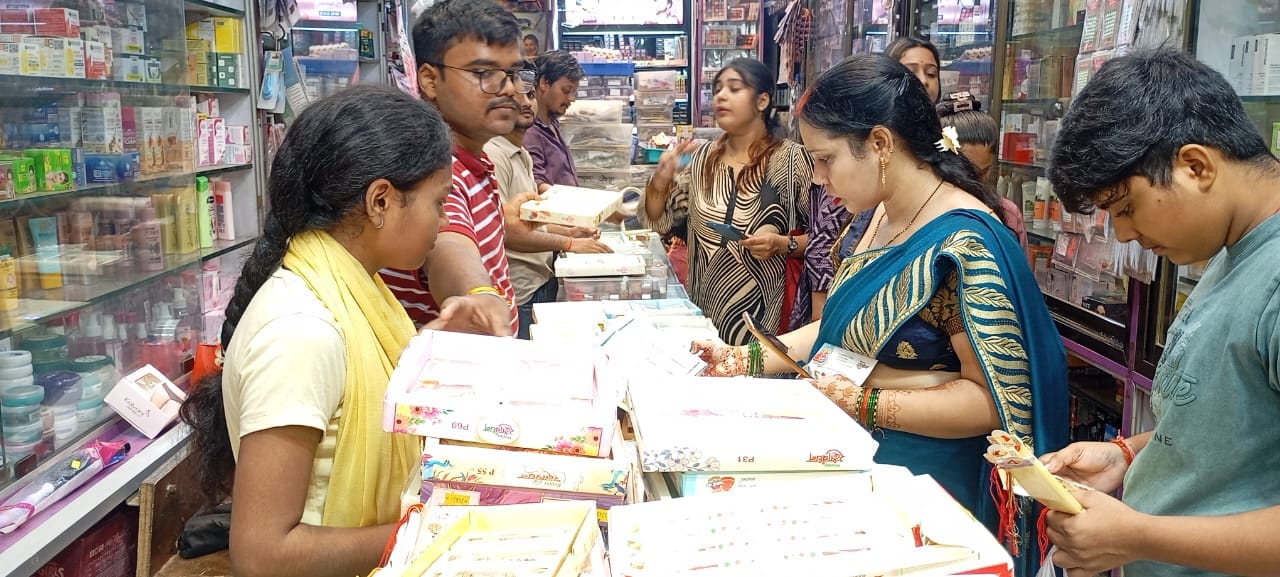 रक्षाबंधन के लिए राखी खरीददारी करती महिला। संवाद