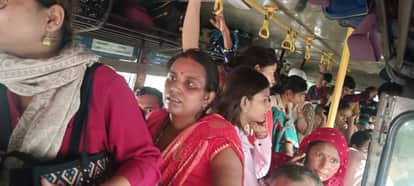 रक्षाबंधन पर अपने मायके जाने के लिए बृहस्पतिवार को बस में खड़े होकर सफर करने को मजबूर महिलाएं।स