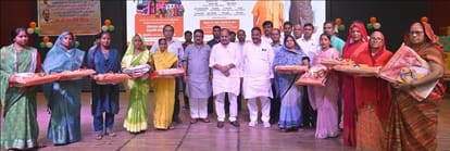 रक्षाबंधन त्यौहार को देखते हुए महिलाओं को साड़ी व मिष्ठान भेंट करते कारागार मंत्री दारा सिंह चौ