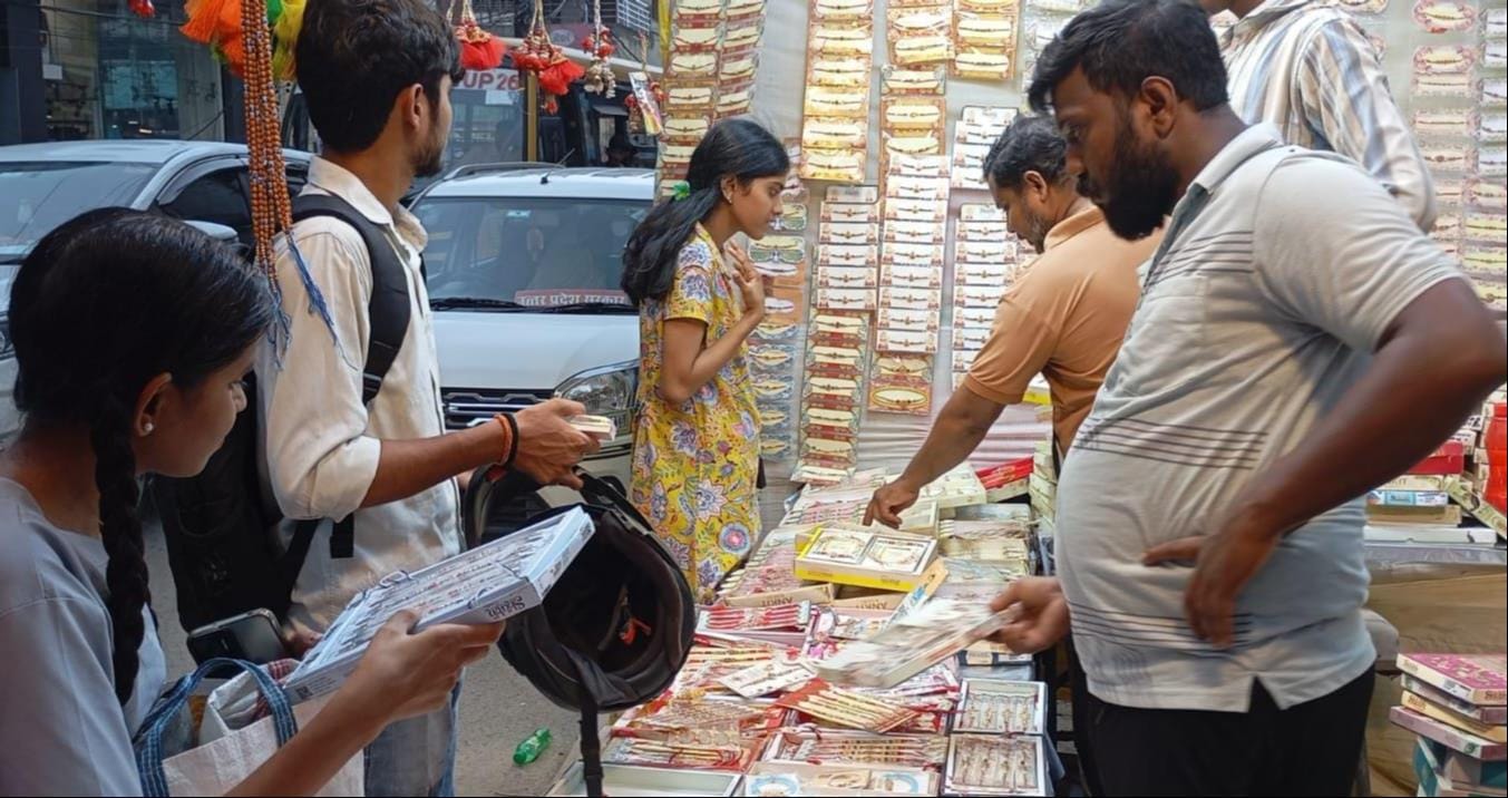राखी की खरीददारी करते लोग। संवाद