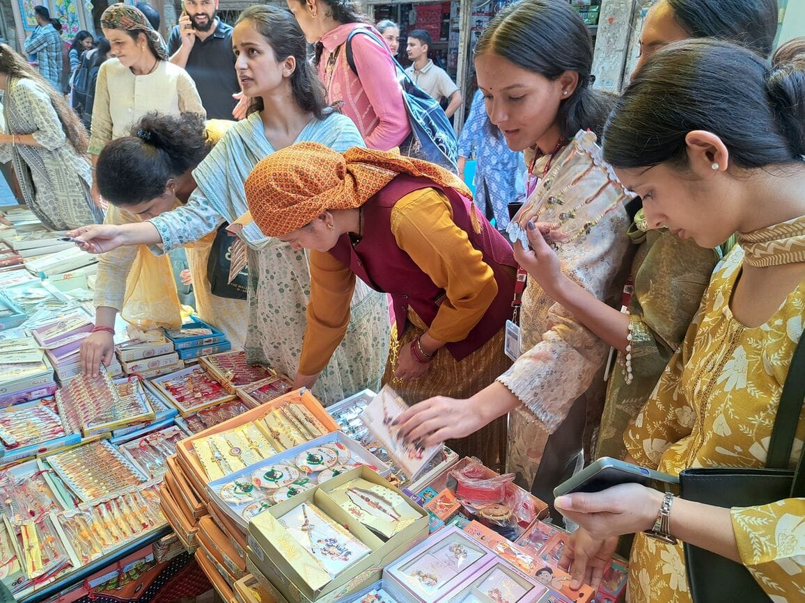 रामपुर बाजार में राखी खरीदती महिलाएं : संवाद