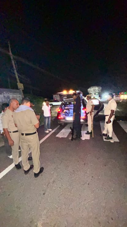 रात को वाहनों की चेकिंग करते हुए पुलिसकर्मी। 