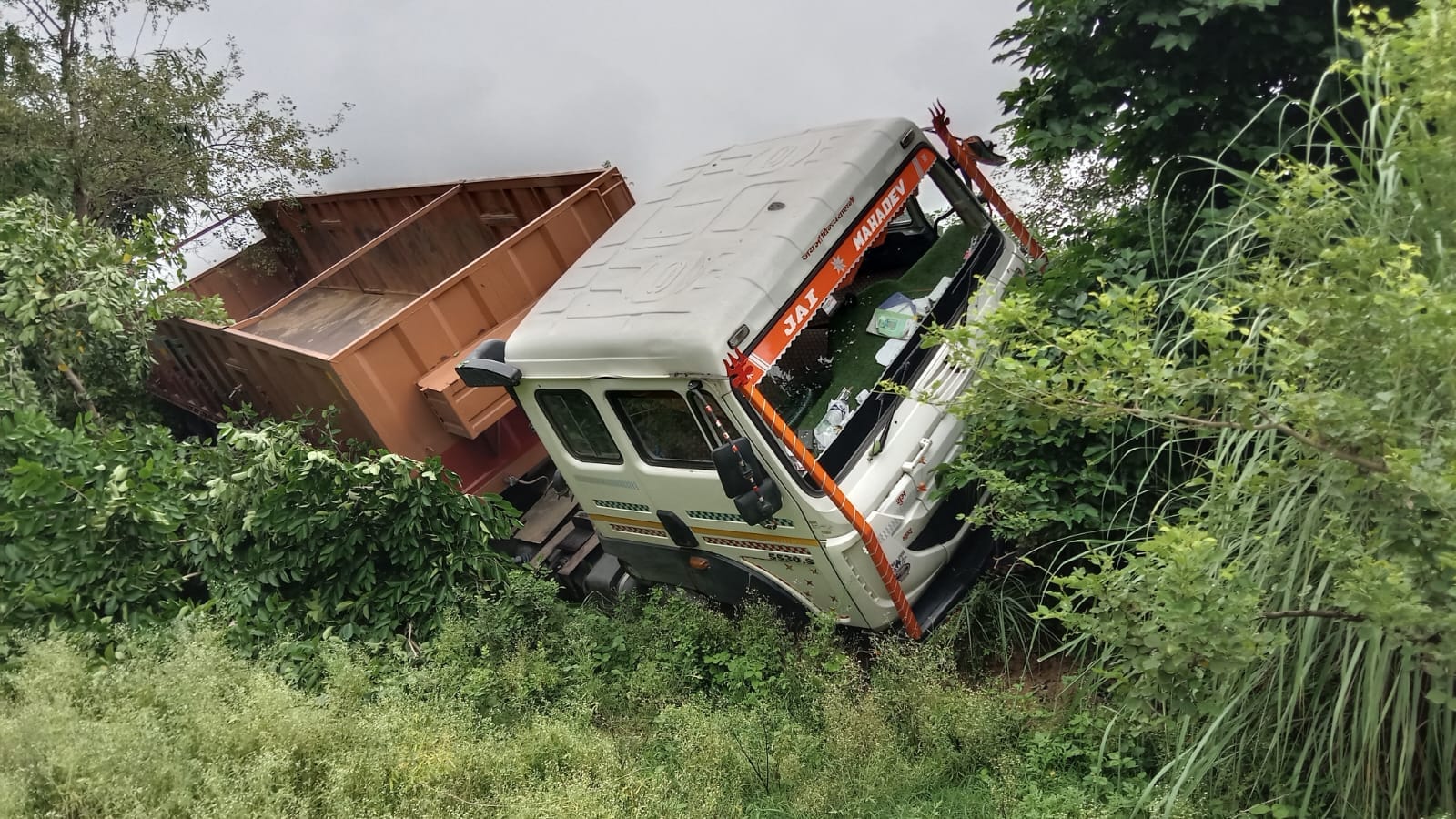 रेवतीपुर गांव के पास ताड़ीघाट-बारा राष्ट्रीय राजमार्ग के किनारे उतरा ट्रेलर। संवाद