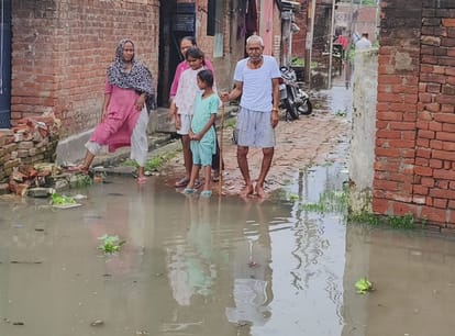 रायबरेली में शहर के नया पुरवा में तालाब उफनाने से घरों के सामने हुआ जलभराव। 