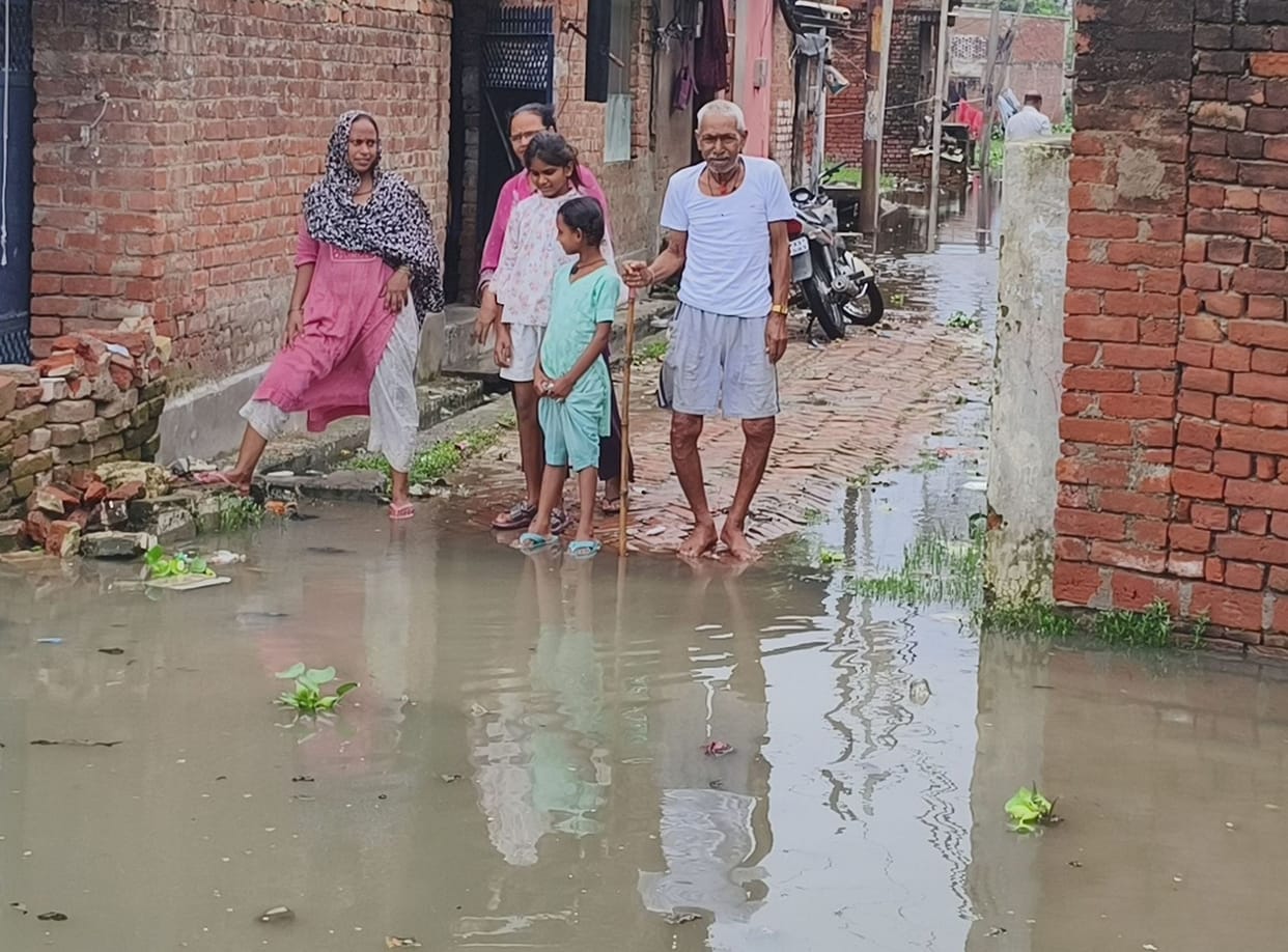 Rain compounds difficulties; people troubled by waterlogging