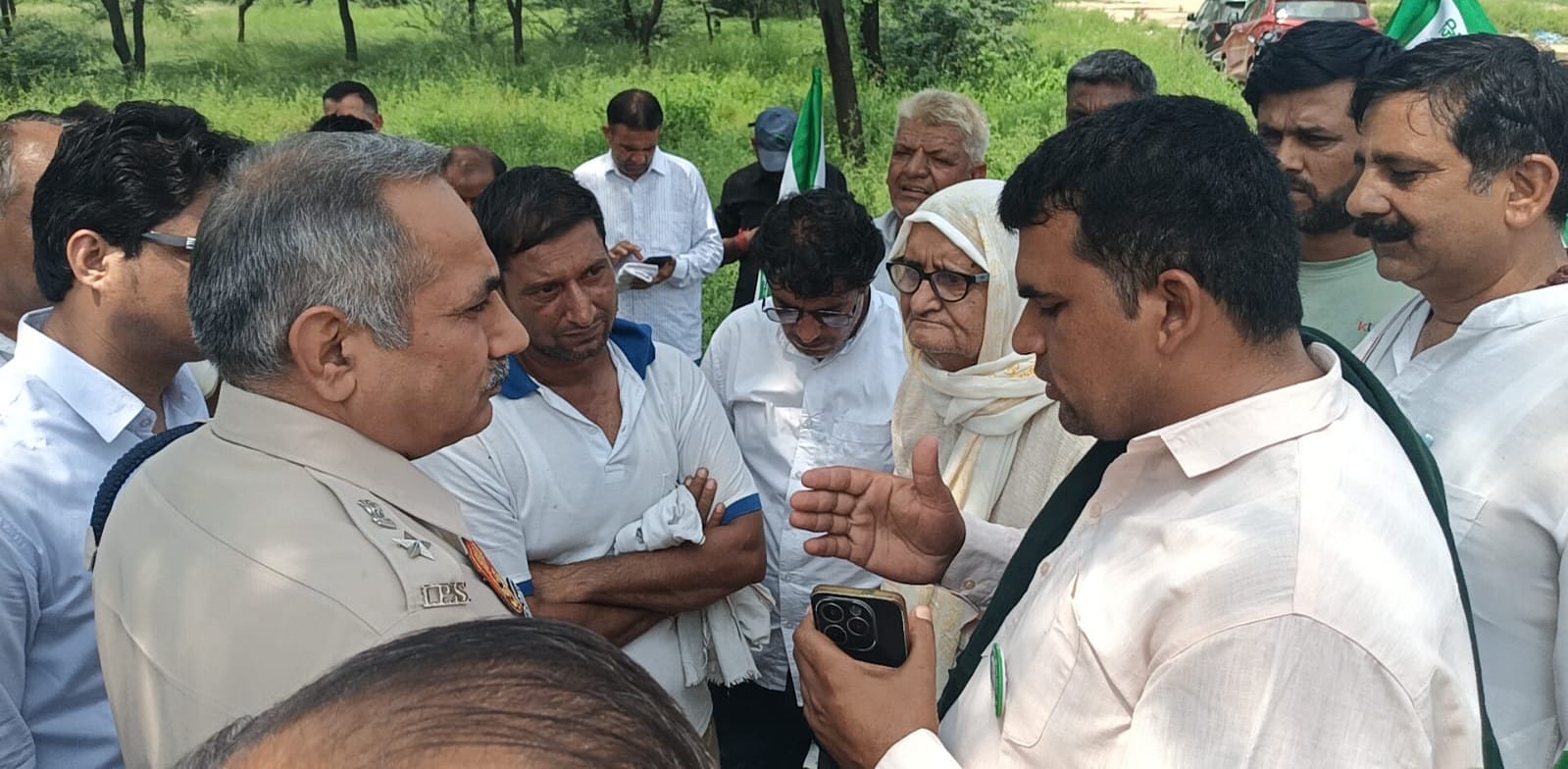 सोहटी में पावर ग्रिड की कार्रवाई का विरोध करते किसानों को समझाते डीसीपी नरेंद्र कादियान। संवाद
