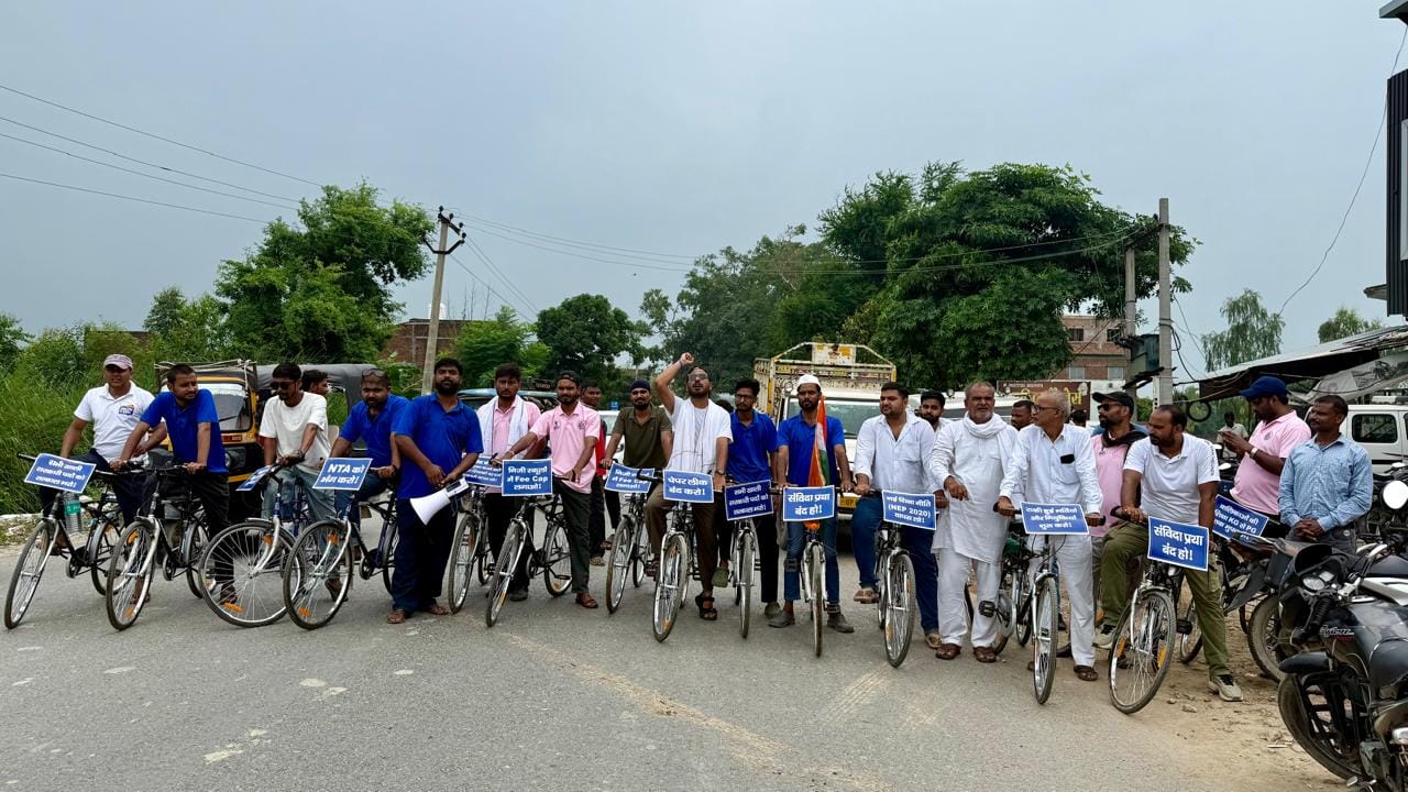 सिकंदरपुर कस्बा में पहुंचे जेन- जी कनेक्ट यात्रा में शामिल लोग।संवाद