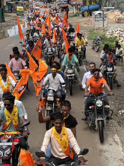 सोनभद्र श्रीराम सरोवर धर्म ध्वजा जलाभिषेक यात्रा में शामिल कार्यकर्ता एवं श्रद्धालु। स्रोत स्वय