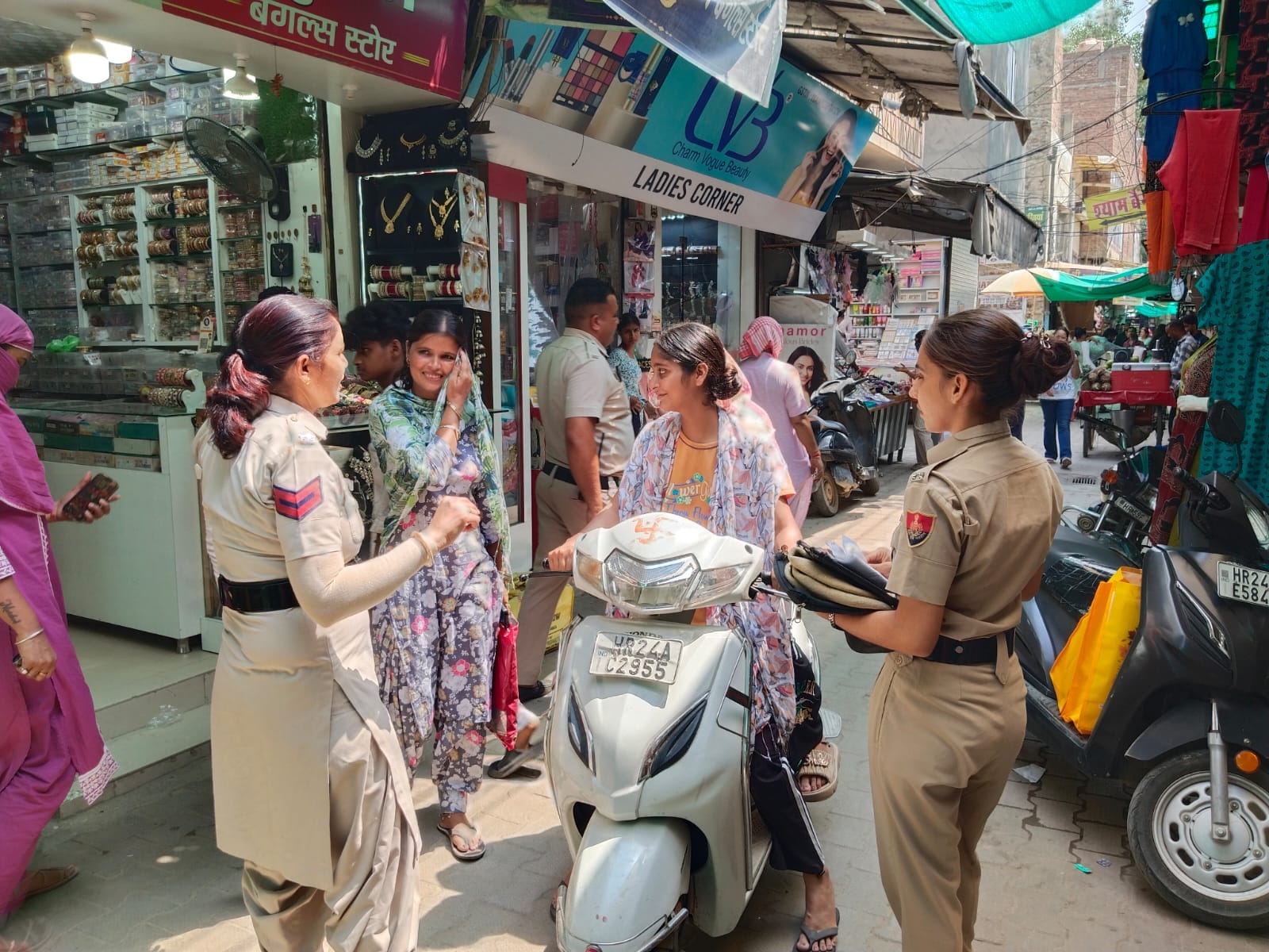 सिरसा। बाजार में गश्त करती महिला पुलिस।