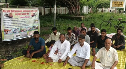 सरायरानी स्टेशन को सिटी स्टेशन बनाने की मांग को लेकर धरने पर बैठे लोग। संवाद