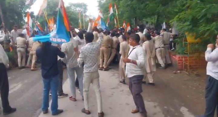 सड़क की बदहाली पर निगम का घेराव