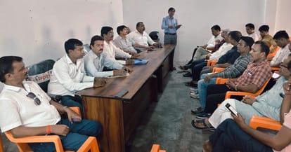 शाहजहांपुर में प्राथमिक शिक्षक संघ की बैठक में बोलते शिक्षक नेता। स्रोत: संगठन