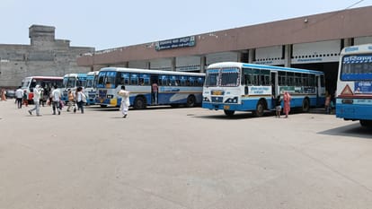 शहर के बस स्टैंड़ पर लगी बसें।