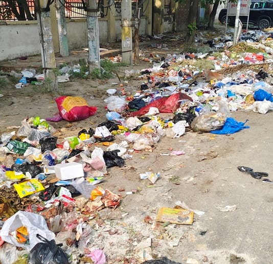 शहर के जाट कालेज के सामने पड़ी गंदगी। संवाद