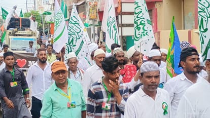 शहर के मिश्रबाजार से निकली बारावफात के जुलूस में शामिल लोग। संवाद