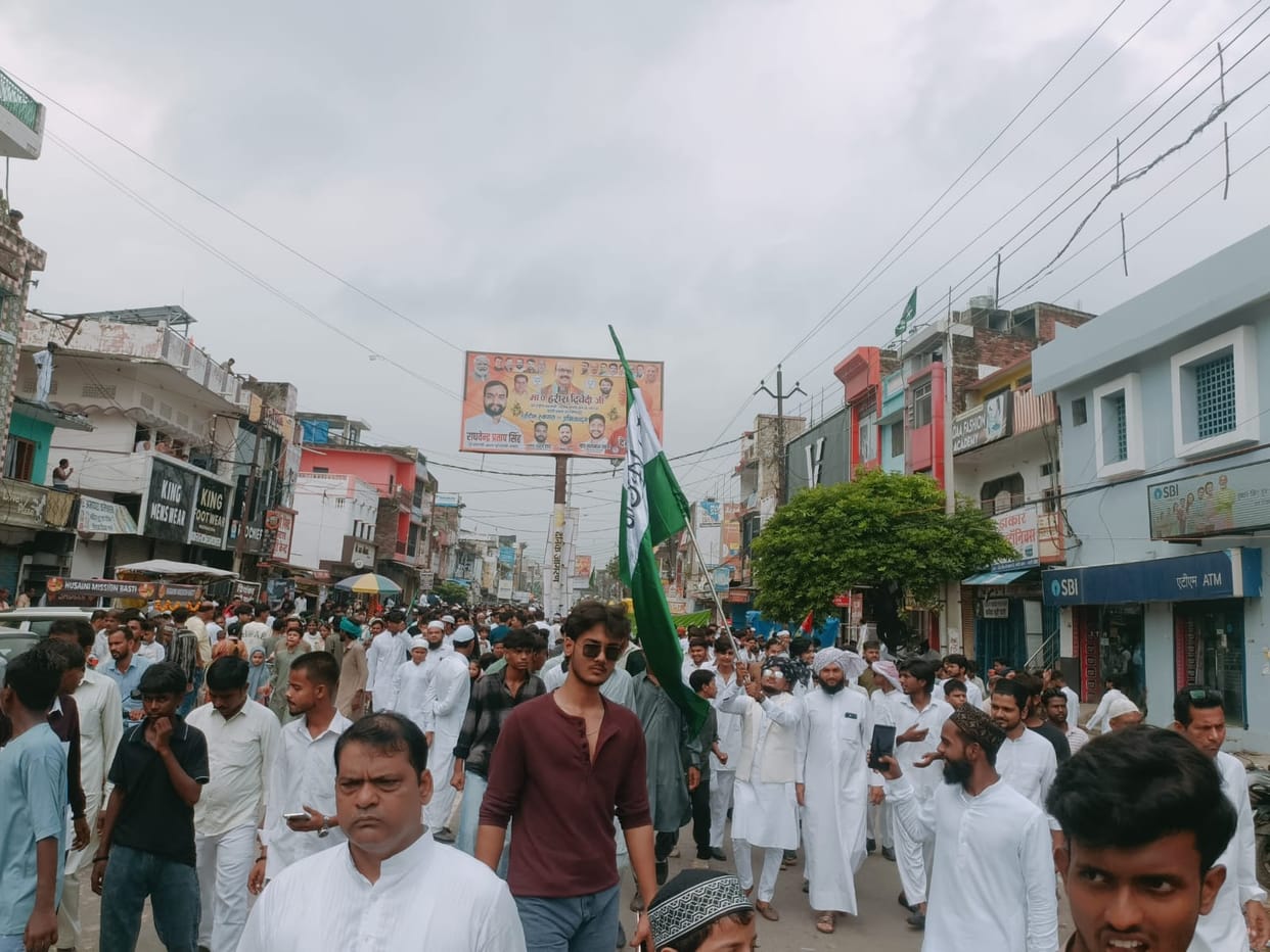 A procession was taken out in the city on 12 Rabi-ul-Awwal and was welcomed at various places.