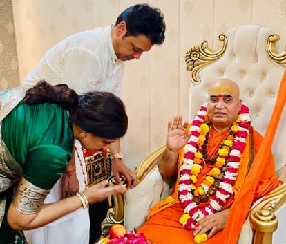 शंकराचार्य आश्रम में स्वामी अधोक्षजानंद देव तीर्थ महाराज का पूजन करते विप्लव देव। 