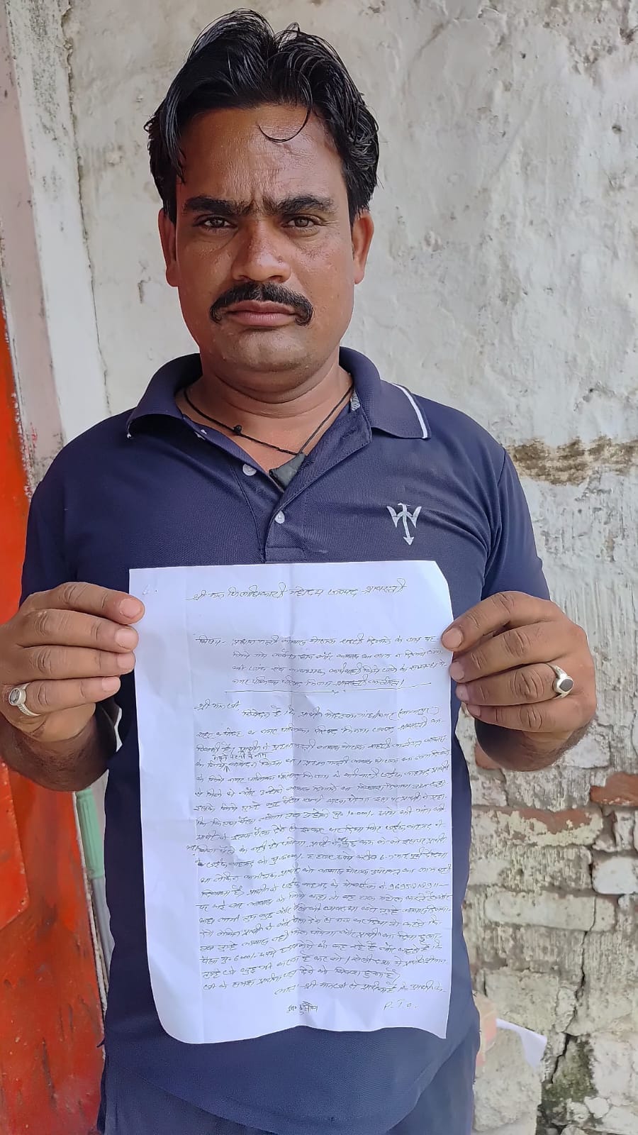 शिकायती पत्र दिखाता मोहम्मद हुसैन।