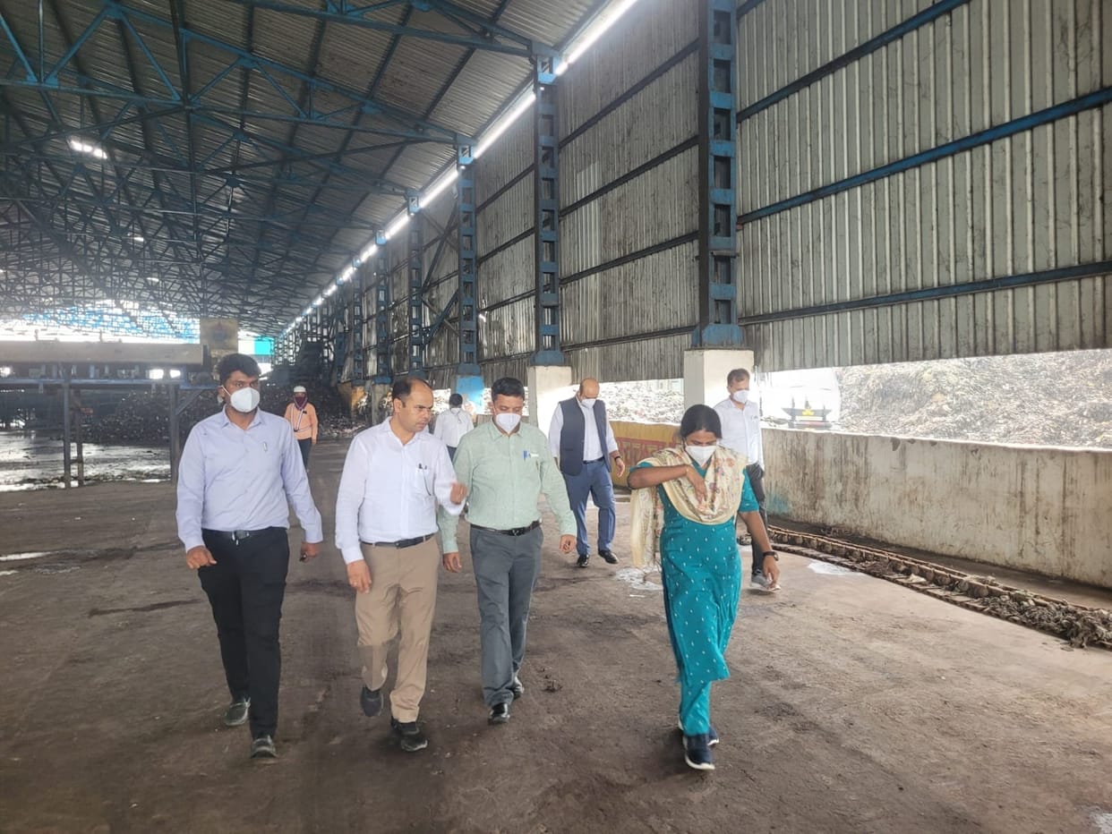 A team from the Kolkata Municipal Corporation arrived to learn how the mountain of garbage was removed.