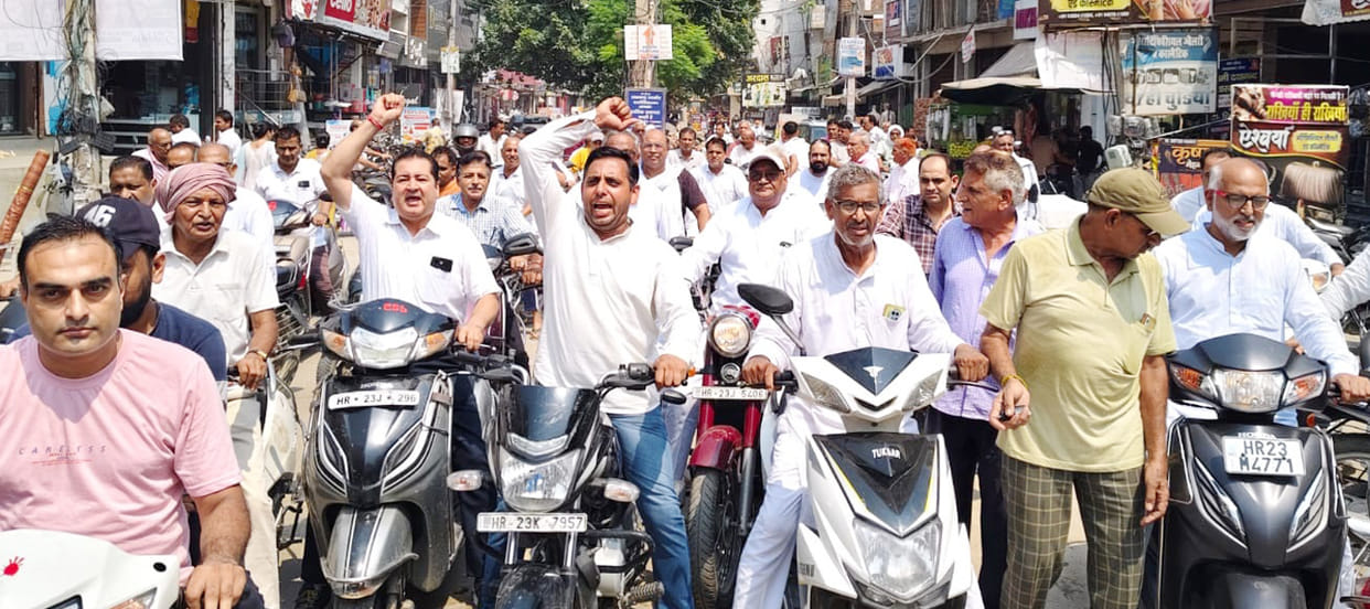 People staged protests on the streets against the garbage problem.