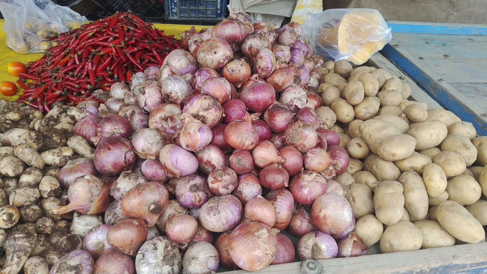 दुकान पर रखे प्याज। 