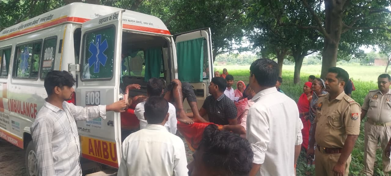 थानागद्दी। झुलसे युवक को अस्पताल ले जाते स्वास्थ्य कर्मी और परिजन। संवाद