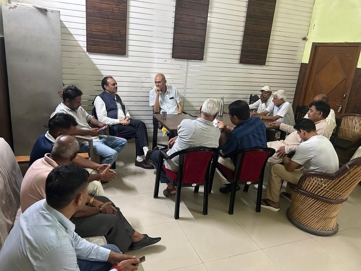 Yashpal Som met former MLA Chandraveer Singh.