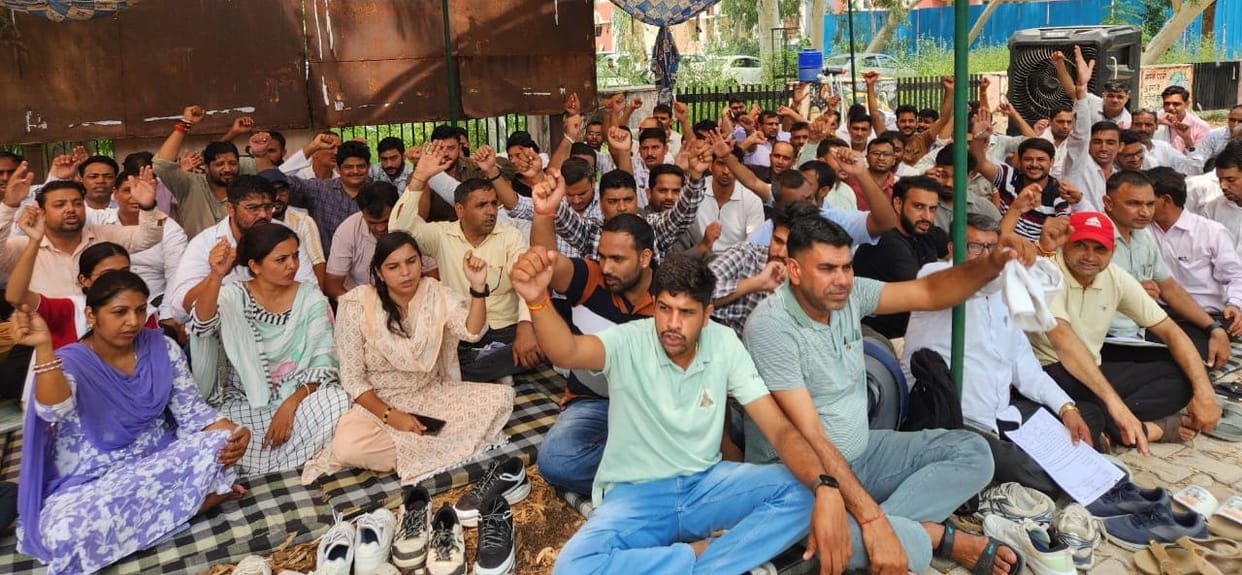 Patwaris and Kanungos remained on strike for the fifth consecutive day in protest against the portal's flaws.
