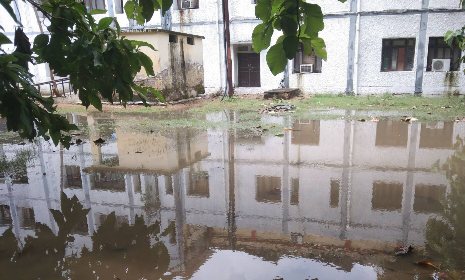  विकास भवन परिसर में भरा पानी। - संवाद