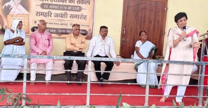 विनोबा सेवा आश्रम में आयोजित कार्यक्रम में उपस्थित कुलपति पीबी सिंह व अन्य। स्रोत: आश्रम