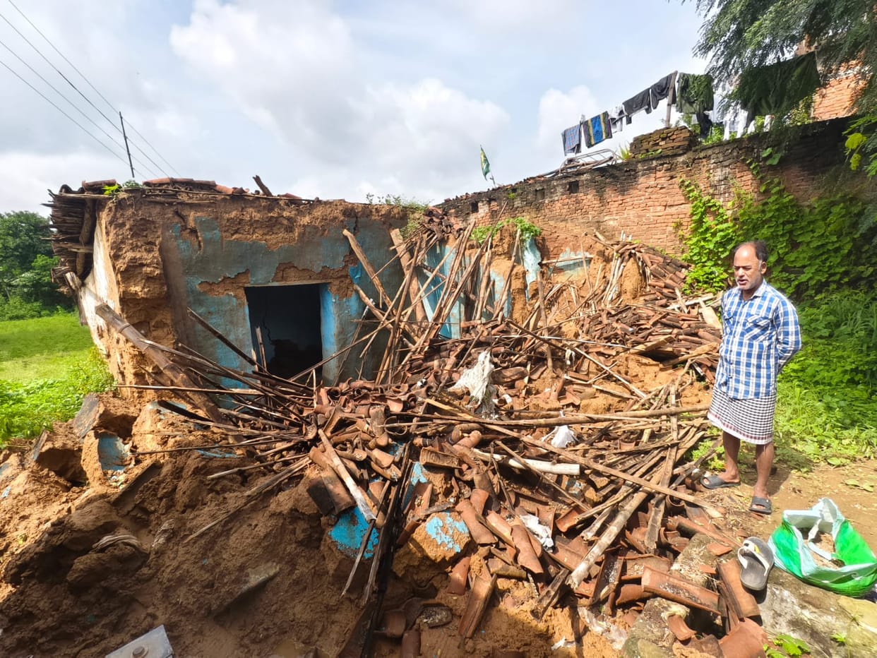 Two mud houses collapsed, household goods buried under the rubble