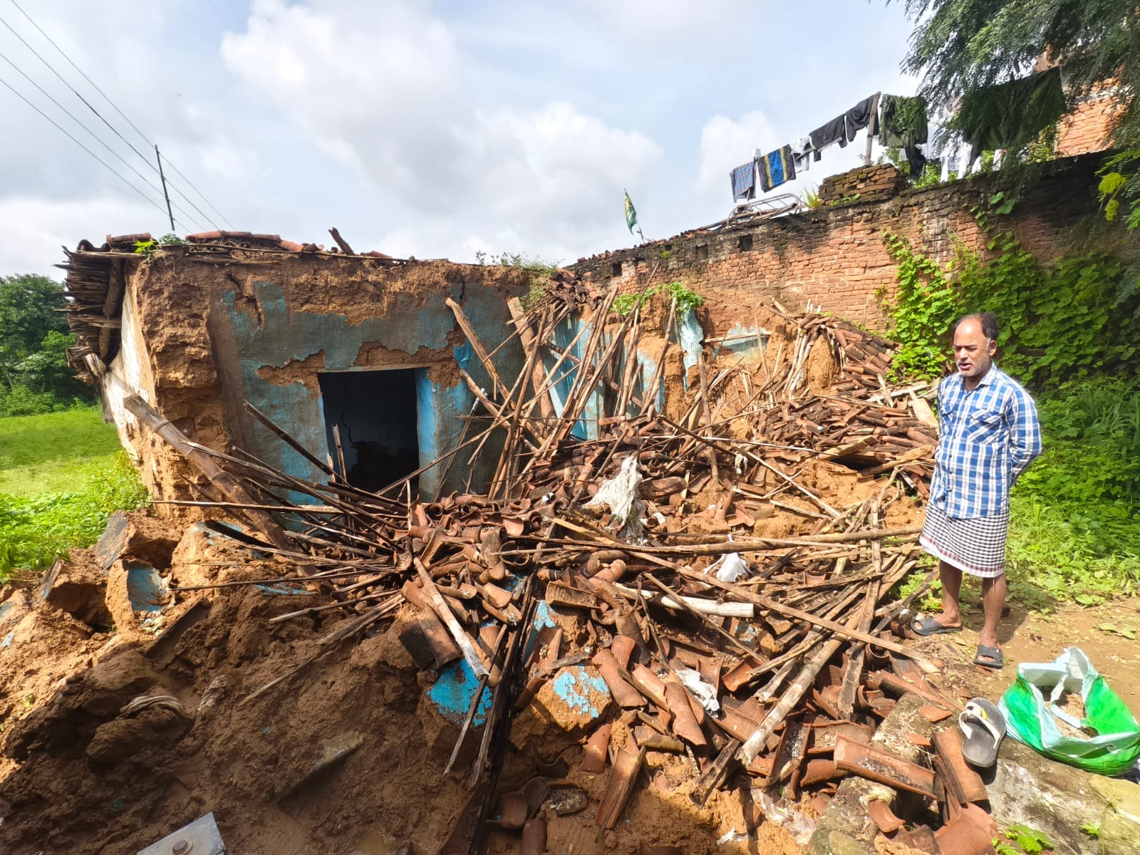 विण्ढमगंज क्षेत्र में बारिश से गिरा कच्चा मकान। संवाद