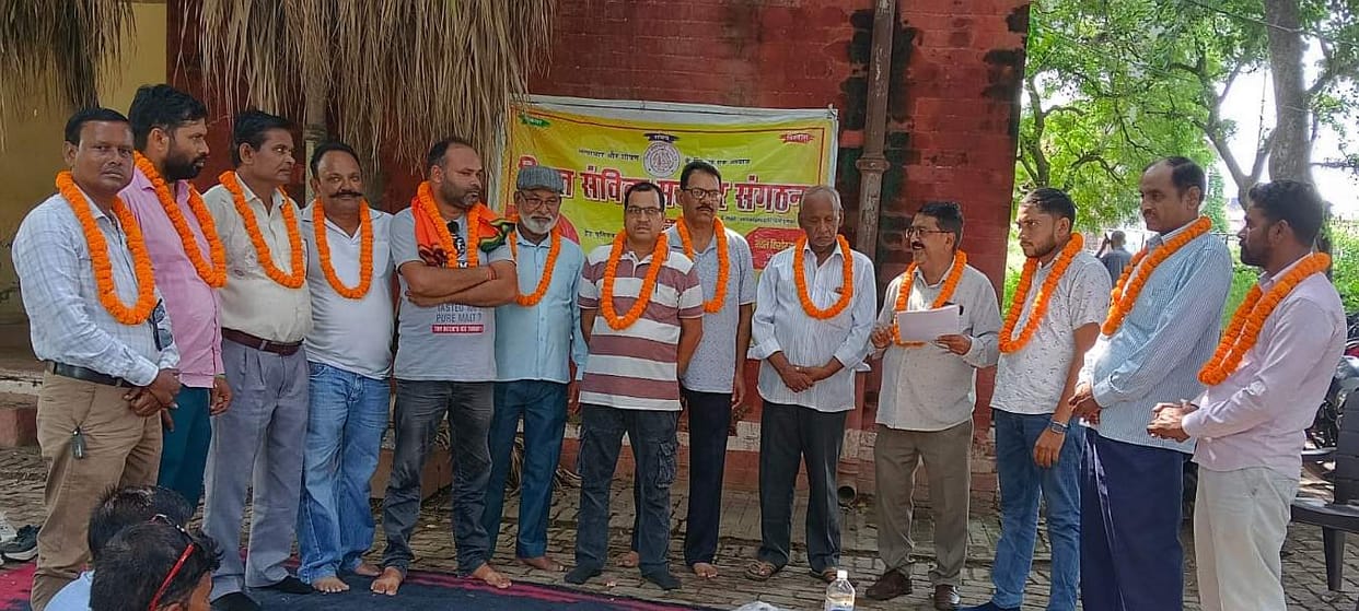 Contract workers of the electricity corporation submitted a memorandum of demands and raised several issues.