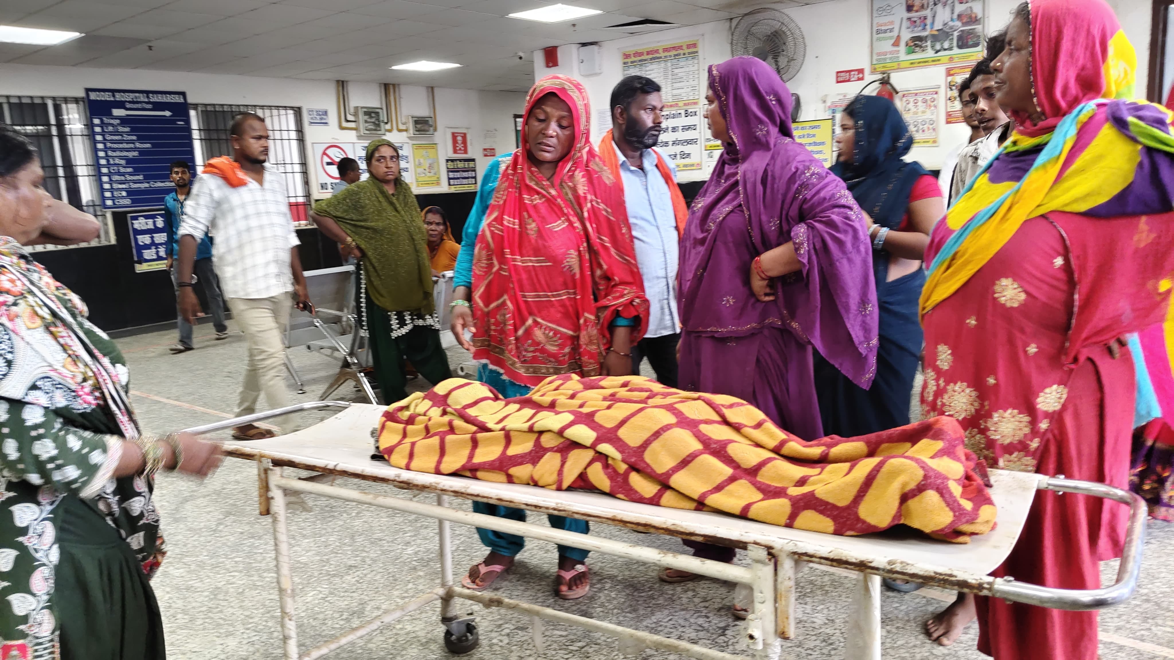 1. अस्पताल में मालूम के डेड बॉडी के साथ परिजन।2. अस्पताल में पहुंचे विधायक जानकारी लेते हुए।3