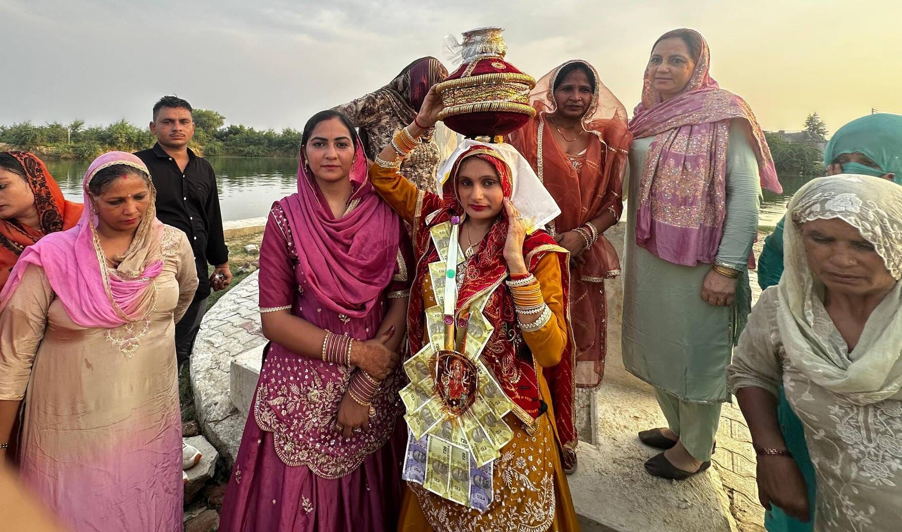 27 जुलाना 02: पौली गांव में लड़की के जन्म पर कुआं पुजन करती महिलाएं।