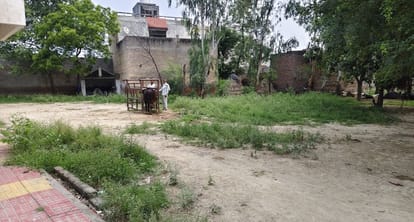 27 सफीदों 01गांव खेड़ा खेमावती के  पशु चिकित्सालय में उगी हुई घास फुस। संवाद