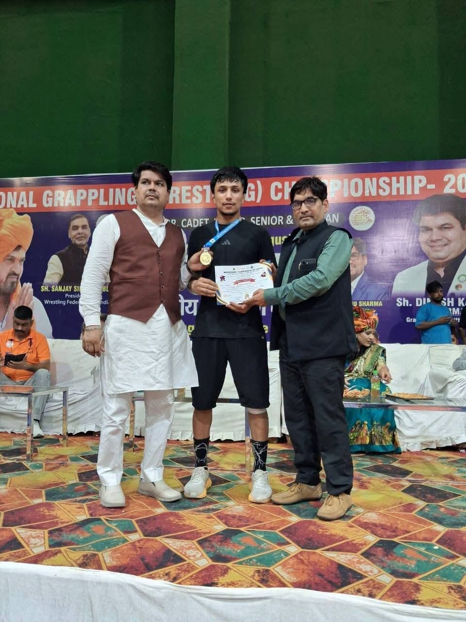 27 सफीदों 04नेशनल ग्रैपलिंग चैंपियनशिप में गोल्ड मेडल जीतने के बाद जनक मलिक को सम्मानित करते ह