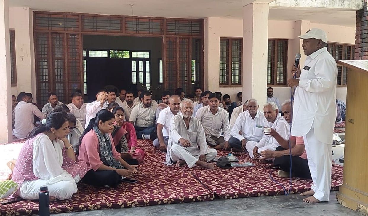 The strike continues at the Patwar Bhawan; Patwaris have not returned to work despite notices.