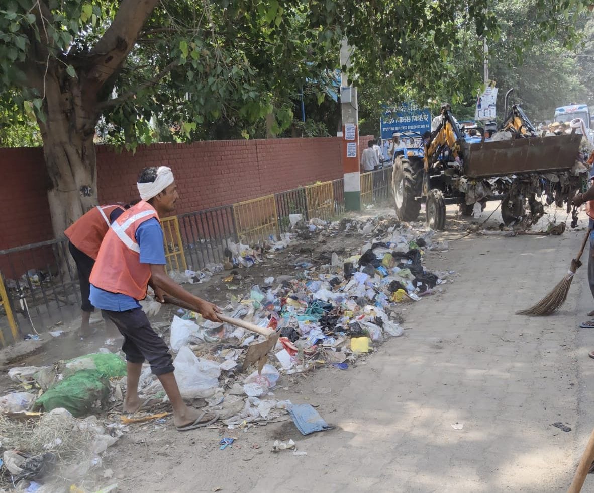 The city administration removed 400 tons of garbage, and sanitation workers protested.